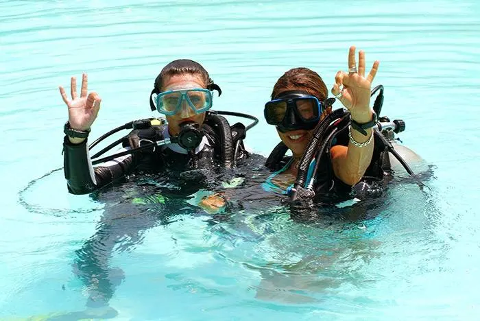 Adaaran Select Hudhuran Fushi scuba diving couple